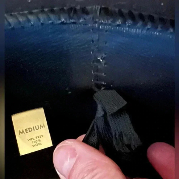 Unisex wool hat with natural feather band. 100% black wool. Size: M. - Picture 14 of 16